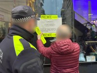 L’Ajuntament de Badalona precinta un establiment del carrer de Mar per manca de llicència i per les condicions de salubritat