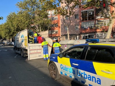 L’Ajuntament de Badalona recull 2.520 quilos de deixalles en un operatiu de neteja pels carrers barri de Sant Roc.