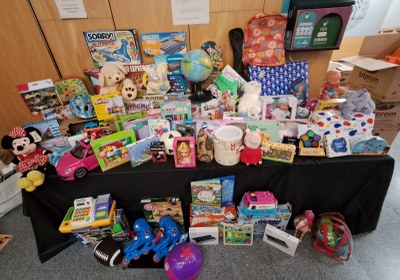 L’Ajuntament de Badalona recull joguines noves per a més de 250 infants durant la campanya solidària ‘Cap Infant sense Joguina’.