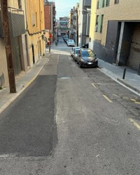 Detall de l'actual situació de l'asfalt del carrer del Vallès