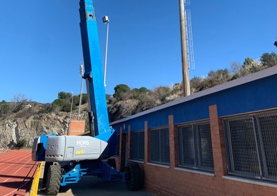 Reparació de la il·luminació de les pistes d'atletisme.