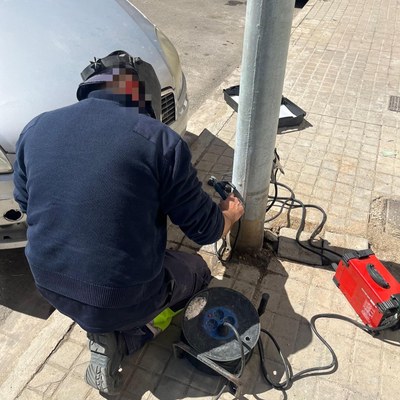 L’Ajuntament de Badalona talla el subministrament elèctric a dos immobles ocupats de la ciutat que estaven connectats il·legalment a l’enllumenat públic.