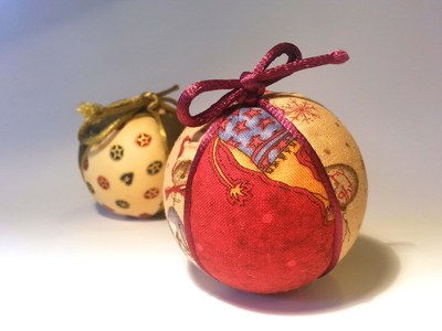 L’Ajuntament organitza activitats infantils i familiars al voltant de l’arbre de la plaça del President Tarradellas durant les tardes de les festes de Nadal.