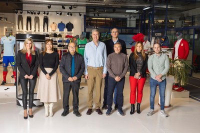 L'alcalde de Badalona ha visitat la seu de l’empresa Joma, una de les empreses de roba esportiva més importants del món, patrocinadora de l’equipació del Joventut Badalona.