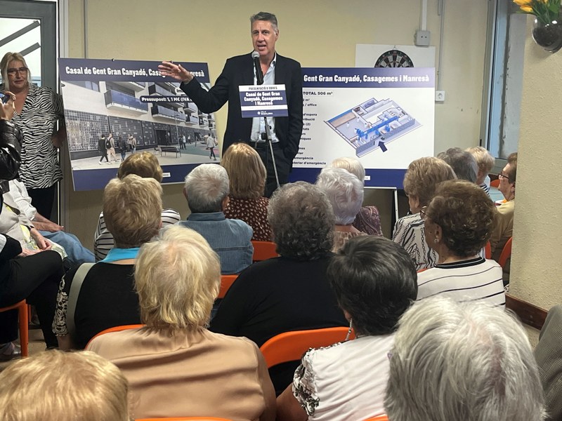 L'alcalde Xavier Garcia Albiol a l'actual casal de gent gran de Canyadó