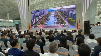 L’alcalde de Badalona promociona a Shenzhen, la ciutat tecnològica més important del món, els potencials econòmics de Badalona i assisteix a la inauguració de l’espai gastronòmic d’Enrique Tomás a l’aeroport.