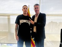 L’alcalde de Badalona rep el badaloní Isaac Nogués jugador de bàsquet de l’equip filial dels Portland Trail Blazers de l’NBA