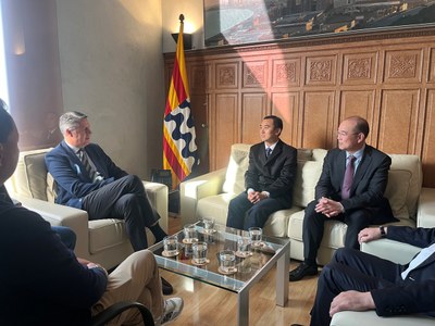 L’alcalde de Badalona, Xavier Garcia Albiol, ha rebut avui el cònsol en funcions de la República Popular de la Xina a Barcelona, Hu Aimin.