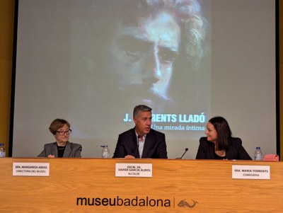 L’alcalde de Badalona, Xavier Garcia Albiol, inaugura l’exposició “J. Torrents Lladó, una mirada íntima”.
