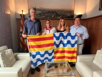 L’alcalde lliura la bandera de Badalona al nedador Daniel Ferrer que participarà en els Jocs Paralímpics de París 2024