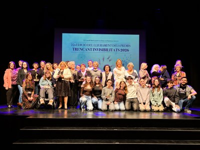 Foto conjunta de totes les guardonades amb els Premis Trencant Invisibilitats 2026.