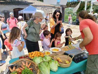 L’entorn de la masia de Can Miravitges acull el diumenge 6 d’abril una nova edició de La primavera a la serralada de Marina.