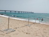 Les platges dels Pescadors i del Pont del Petroli de Badalona compten per primera vegada amb baranes per facilitar l’accés a l’aigua