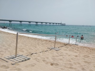 Les platges dels Pescadors i del Pont del Petroli de Badalona compten per primera vegada amb baranes per facilitar l’accés a l’aigua.