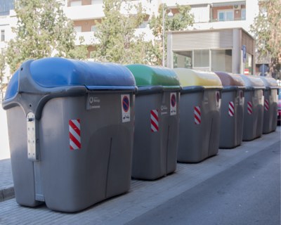 Grup de contenidors al carrer de la Riera d'en Matamoros.