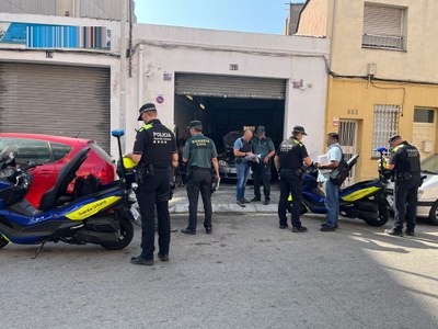 Operatiu de la Guàrdia Urbana de Badalona de control en diversos tallers mecànics del barri del Remei.