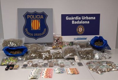 Operatiu de Mossos d’Esquadra amb col·laboració de la Guàrdia Urbana de Badalona a un club cannàbic del carrer d’Alfons XII.