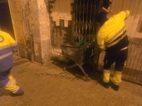 Operatiu de neteja especial per a treure dels carrers els carros metàl·lics i altres elements lligats a arbres, senyals o mobiliari urbà