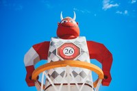 Plantada del dimoniet i visita de la gent gran a la figura del Dimoni a la platja dels Pescadors
