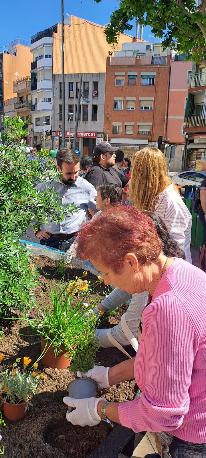 Acció plantació jardineres a la plaça d'Antonio Machado