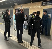 Un nou operatiu policial de la Guàrdia Urbana, Mossos d'Esquadra i Policia Nacional al metro se salda amb 58 persones identificades i cinc actes per delictes contra la salut pública