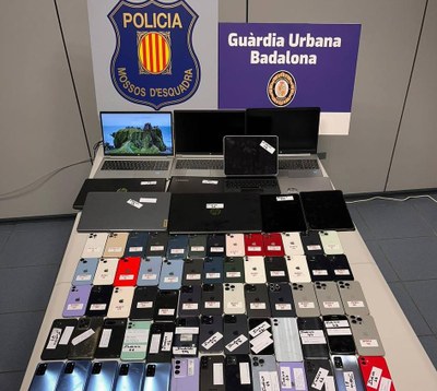Un operatiu conjunt dels Mossos d’Esquadra i la Guàrdia Urbana de Badalona se salda amb la detenció d’una persona per la receptació de més de 60 telèfons mòbils.