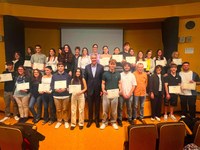 Una vintena d’alumnes d’instituts de Badalona reben el reconeixement de l’Ajuntament per haver obtingut notes d’excel·lència a les proves d’accés a la universitat