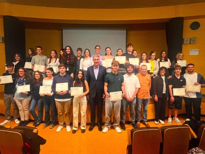 Una vintena d’alumnes d’instituts de Badalona reben el reconeixement de l’Ajuntament per haver obtingut notes d’excel·lència a les proves d’accés a la universitat.