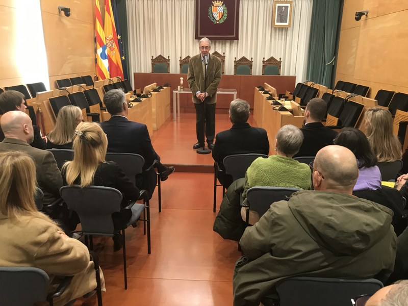 Armand Soler i Alcaraz dirigint-se als convidats a l'acte al Saló de Plens