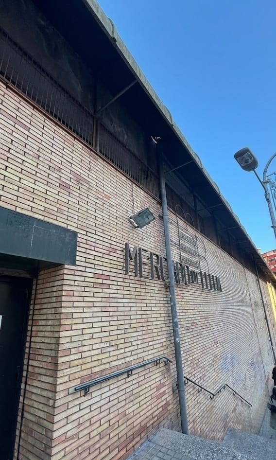 mercat llefia lateral edifici.jpeg