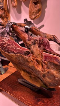 mercat llefia_pernil salat.jpeg