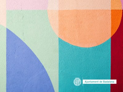 Pintura mural comunitària a la plaça que hi ha entre els carrers de Provença i Floridablanca.