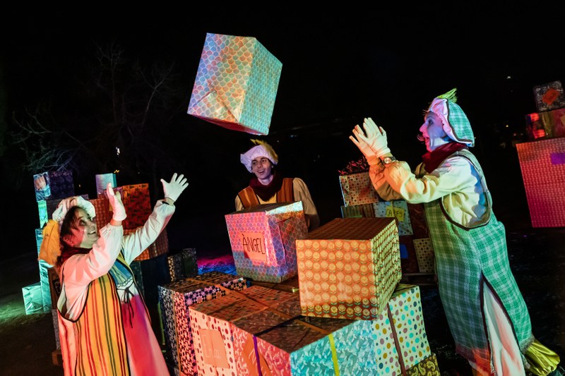 Construcció de regals Campament Reial.jpg