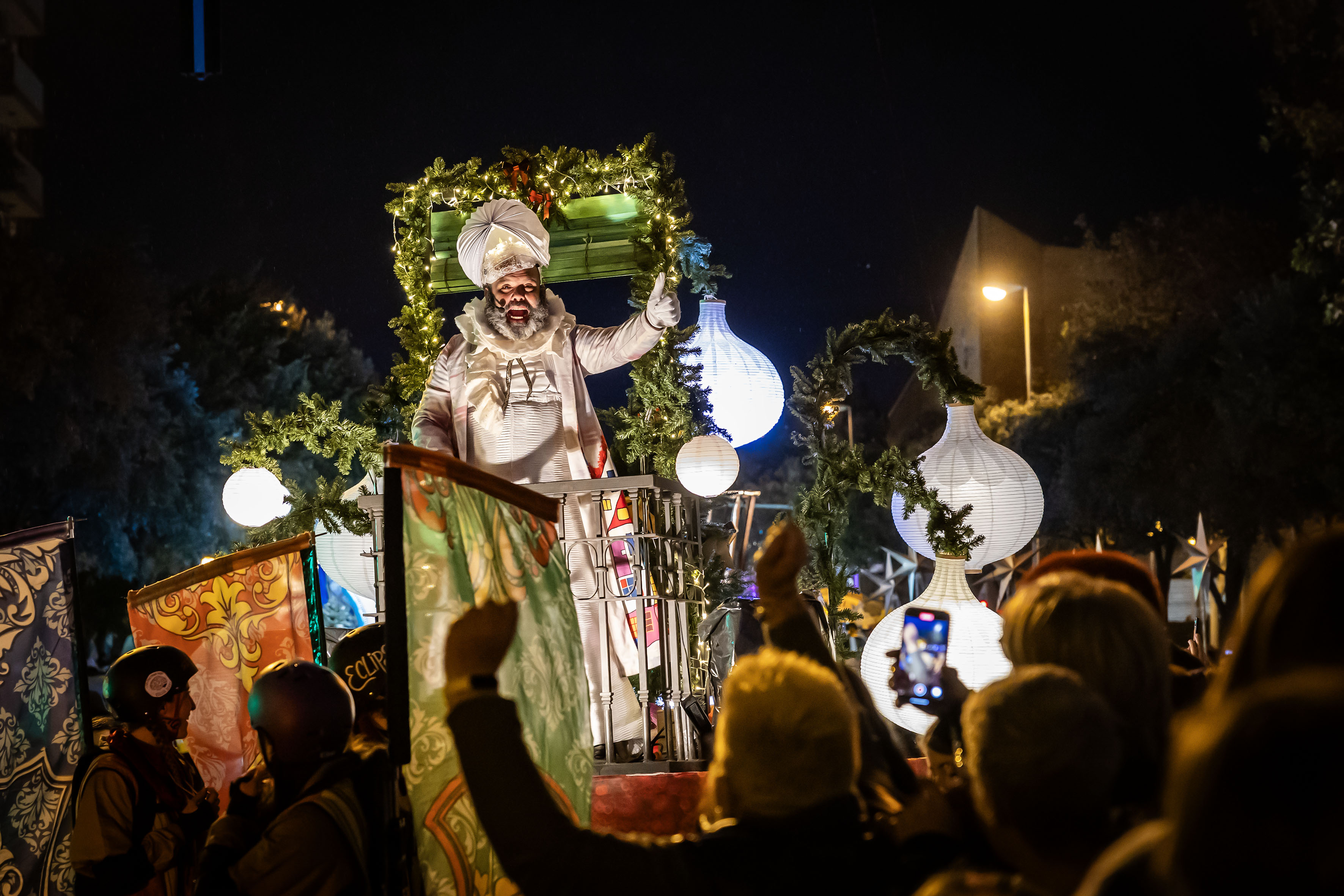 Balcó amb fanalets a la Cavalcada de Reis.jpg