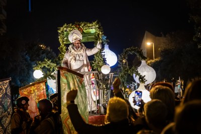 Balcó amb fanalets a la Cavalcada de Reis.jpg.