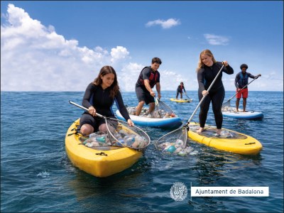 Recollida de residus al mar.