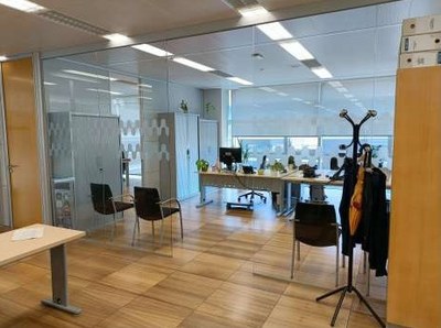 Bases tècniques per a la modificació de mampares de vidre a l'edifici del Viver de l'Ajuntament de Badalona.