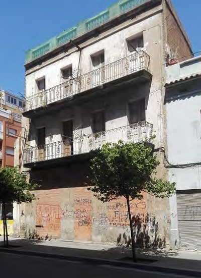 Projecte de la desconstrucció de l’edifici entre mitgeres situat al carrer Onze de setembre, 11 i posterior tancament provisional de les finques núm. 9 i 11, així com la pavimentació  de l’espai públic resultant, per garantir la seguretat del vial públic i adequar l’espai a l’ús previst com a equipament.