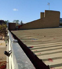 Reparació de filtracions en canals de recollida d'aigua a la coberta de l'escola Rafael Alberti