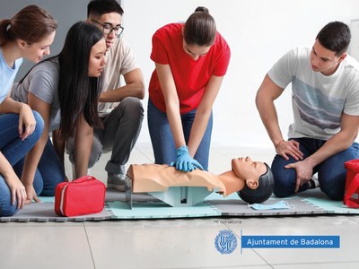 Taller de primers auxilis i l'ús del desfibril·lador per a ciutadania al Casal Cívic i Comunitari de Nova Lloreda.