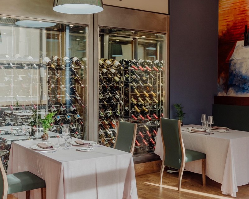 Interior. Restaurant. Olmos