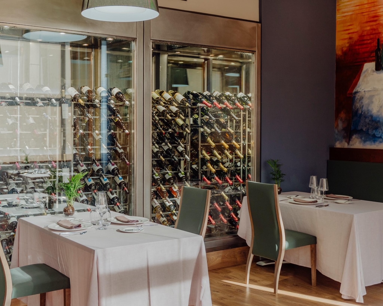 Interior. Restaurant. Olmos