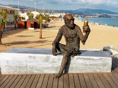 Estàtua al passeig de l'Anís del mono.