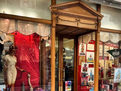 Aparador exterior Bomboneria Almera carrer del Mar (font imatge: Bomboneria Almera).