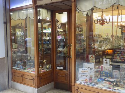 Aparador exterior Bomboneria Almera carrer del Mar.