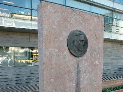 Monòlit homenatge a Pompeu Fabra a Badalona.
