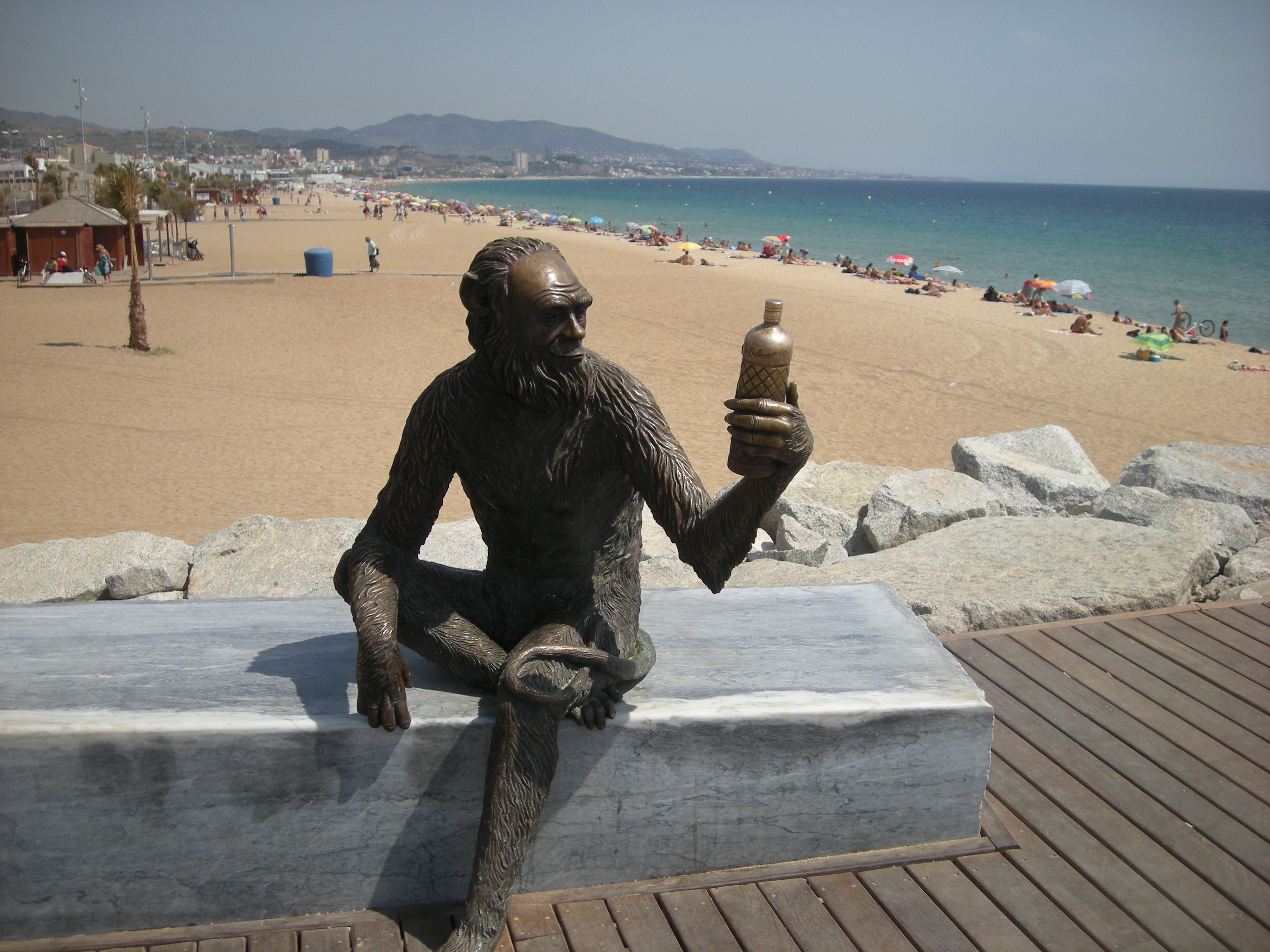 Estàtua Anís del mono al passeig marítim