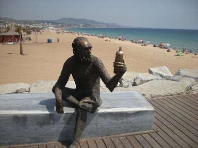 Estàtua Anís del mono al passeig marítim.