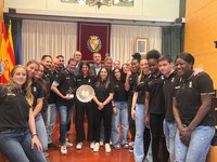 Badalona rinde homenaje al equipo femenino del Club Joventut Badalona que ha ascendido a la primera categoría del baloncesto español